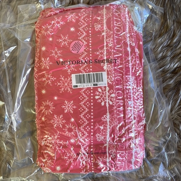 Victoria’s Secret Blanket VS Red Fair Isle Snowflake Plush Fleece Blanket 🆕 ☕❄️ - Picture 3 of 6
